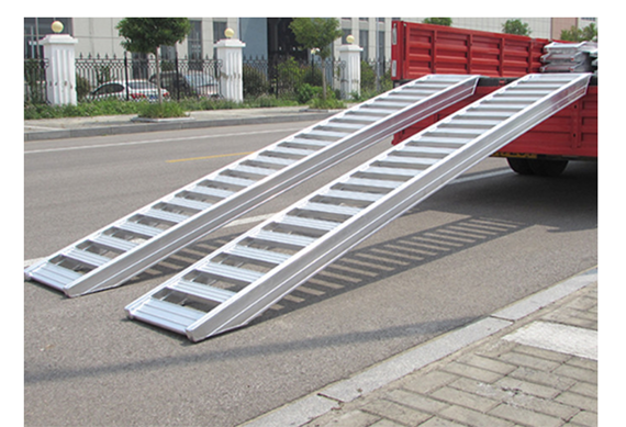 Portable excavator for vehicle aluminum alloy loading ramps