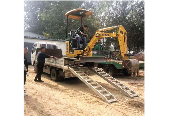 Portable excavator for vehicle aluminum alloy loading ramps