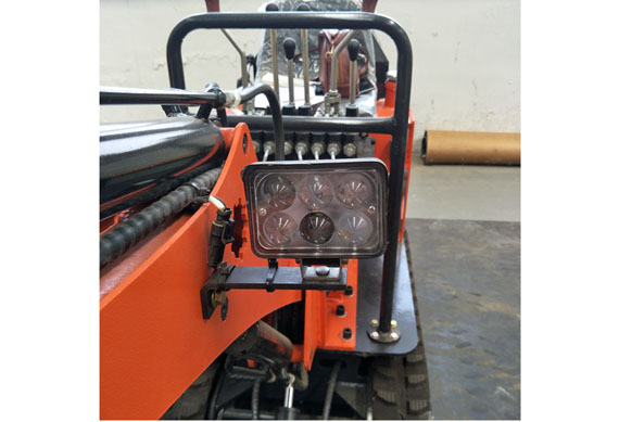 Excavator hydraulic hose hedge trimmer