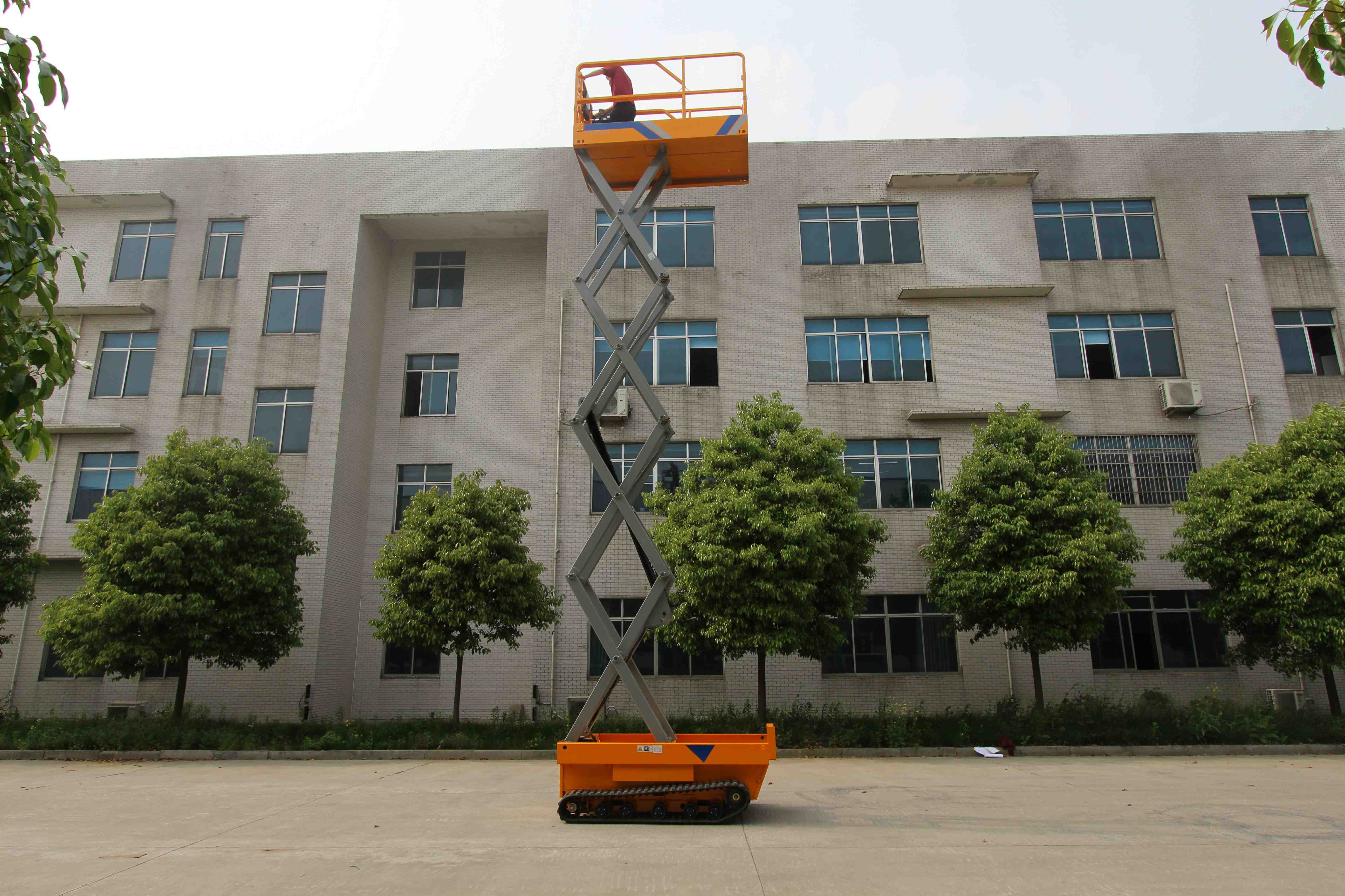 2020 New Design CE ISO approved 200kg 4.5m hydraulic self propelled moving mini tracked crawler electric scissor lift for sale