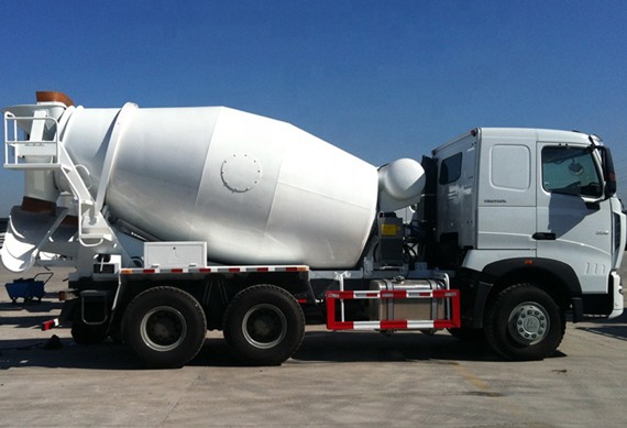 China Sinotruk Howo 8 cubic meters Concrete Mixer Truck 8x4 price for sale