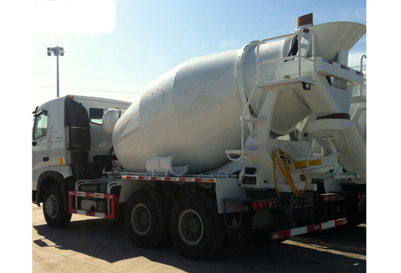 China Sinotruk Howo 8 cubic meters Concrete Mixer Truck 8x4 price for sale