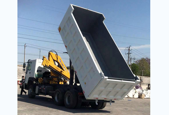Sinotruk 6x4 howo dump truck with folding arm crane