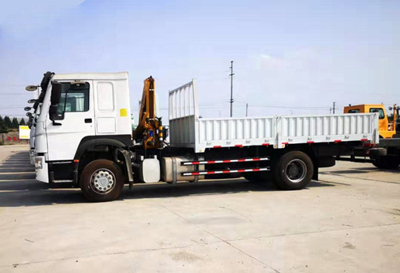 HOWO RHD 4X2 266HP truck mounted Crane 15ton folded crane