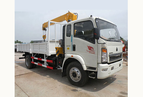 Sinotruk Howo 4X2 Light Truck with Telescoping Boom Crane 5ton