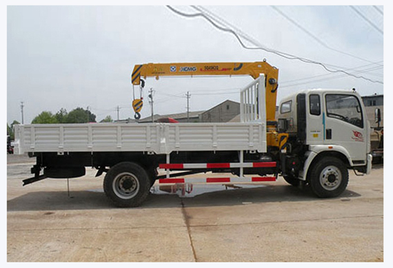 Sinotruk Howo 4X2 Light Truck with Telescoping Boom Crane 5ton