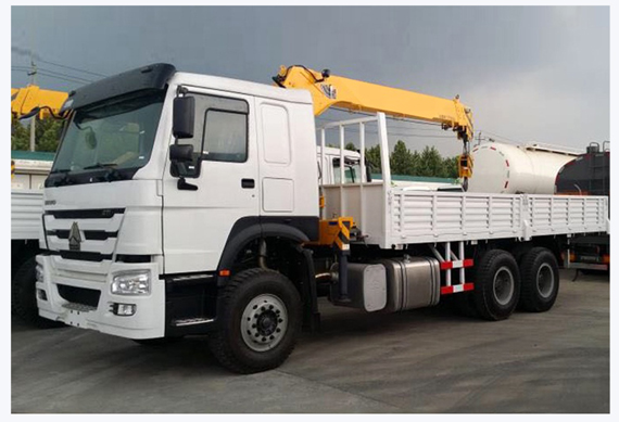 Sinotruk Howo 4X2 Light Truck with Telescoping Boom Crane 5ton