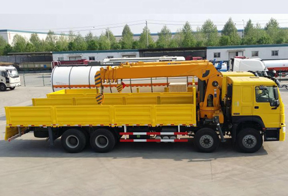 Sinotruk Howo 8x4 Euro 2 cargo truck mounted 20ton telescopic boom crane