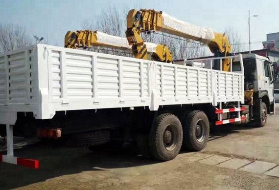 Sinotruk howo 6x4 25ton van cargo truck dimensions for goods transport