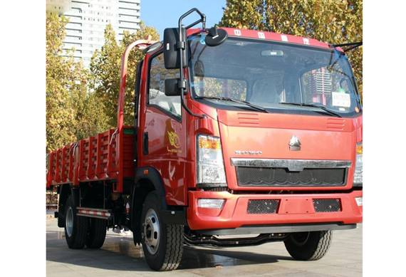 Sinotruk 6 wheeler howo diesel light cargo truck 4x2 for sale