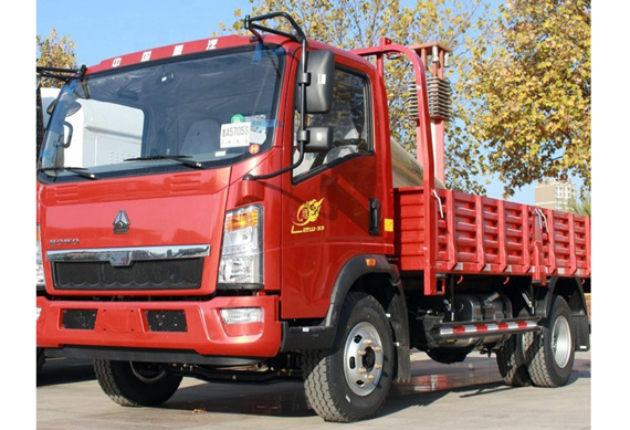 Sinotruk 6 wheeler howo diesel light cargo truck 4x2 for sale