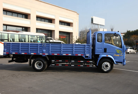 China factory Sinotruk brand howo 4x2 van light truck