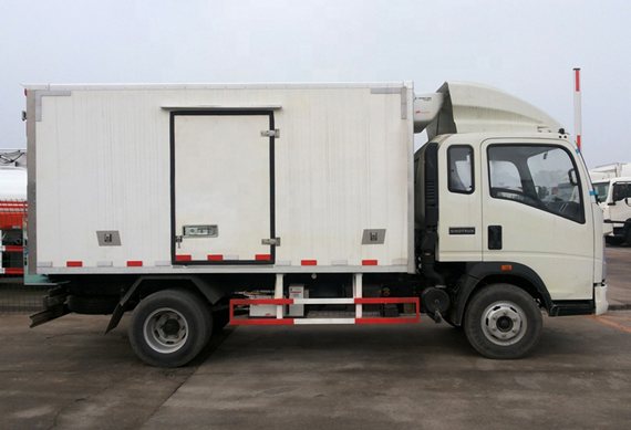 6 Wheels HOWO 4x2 refrigerate truck 4m Cargo Box Freezer Refrigerator Van Truck for Meat and Fish Transport