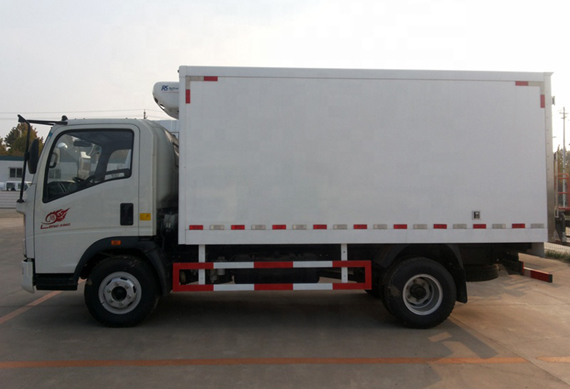 6 Wheels HOWO 4x2 refrigerate truck 4m Cargo Box Freezer Refrigerator Van Truck for Meat and Fish Transport