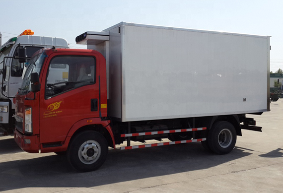 6 Wheels HOWO 4x2 refrigerate truck 4m Cargo Box Freezer Refrigerator Van Truck for Meat and Fish Transport