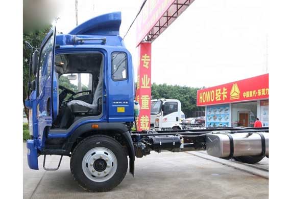 Sinotruk HOWO 4x2 6 wheeler light cargo truck with factory price