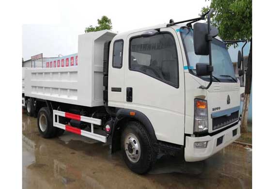 Sinotruk HOWO 4x2 6 wheeler light cargo truck with factory price