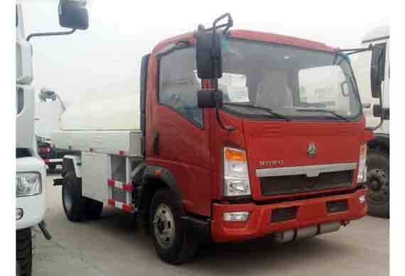 SINOTRUK HOWO 4x2 10,000 Liters oil fuel tank truck capacity for sale