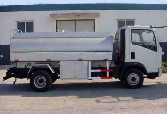 SINOTRUK HOWO 4x2 10,000 Liters oil fuel tank truck capacity for sale