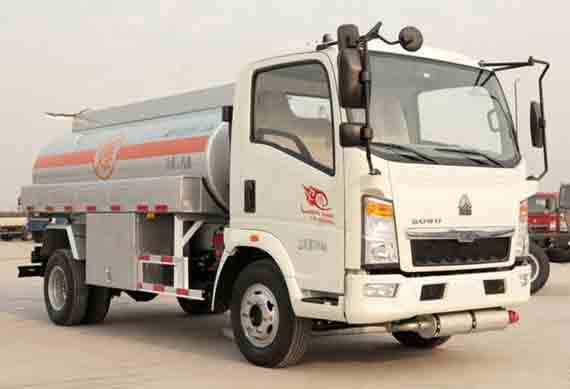 SINOTRUK HOWO 4x2 10,000 Liters oil fuel tank truck capacity for sale