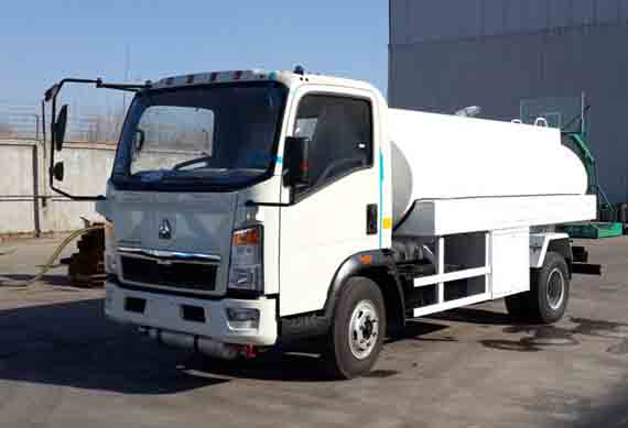 Cheap price 4x2 HOWO 12000L capacity stainless steel oil tank truck