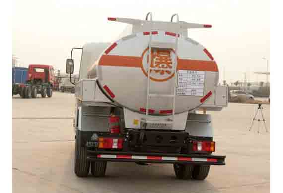 Factory Selling HOWO Light 4X2 LHD and Rhd Capacity Oil 5000liters Fuel Tank Truck