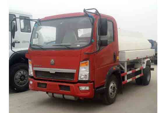 Factory Selling HOWO Light 4X2 LHD and Rhd Capacity Oil 5000liters Fuel Tank Truck