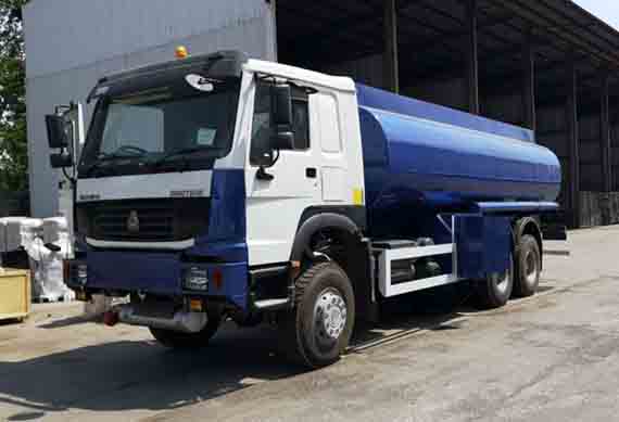 Howo 6x4 oil tanker trailer trucks price for sale