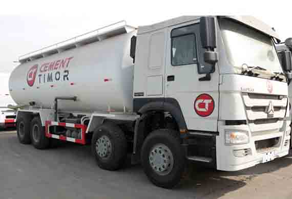 Howo 6x4 oil tanker trailer trucks price for sale