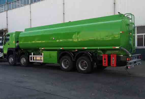 Sinotruk supplier 8x4 4axles 30000L oil tanker truck capacity with lowest price