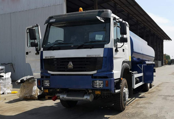 Sinotruk Howo 6x4 heavy oil tanker truck price on sale