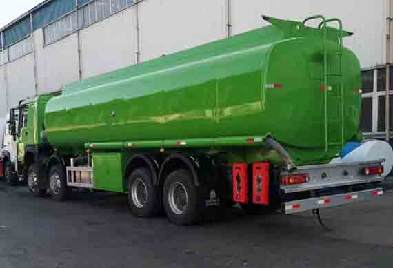 China Sinotruk 8x4 heavy oil tanker trucks with factory price