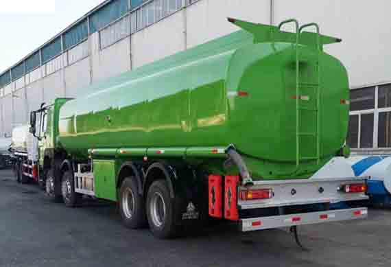 China Sinotruk 8x4 heavy oil tanker trucks with factory price