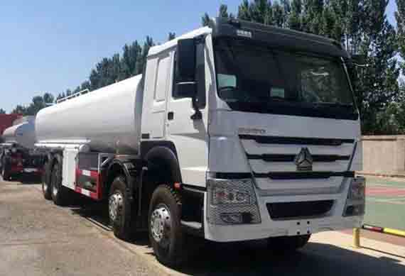 LHD RHD Euro 2 Euro 4 HOWO 8X4 12 Wheeler Heavy Fuel Oil Tanker Truck Price