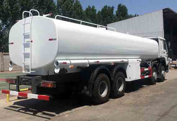 LHD RHD Euro 2 Euro 4 HOWO 8X4 12 Wheeler Heavy Fuel Oil Tanker Truck Price