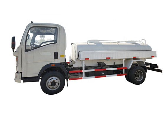 sinotruck howo 4x2 6 wheeler fuel oil tanker price ships for sale