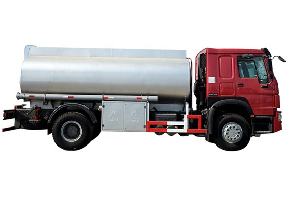 sinotruck howo 4x2 6 wheeler fuel oil tanker price ships for sale