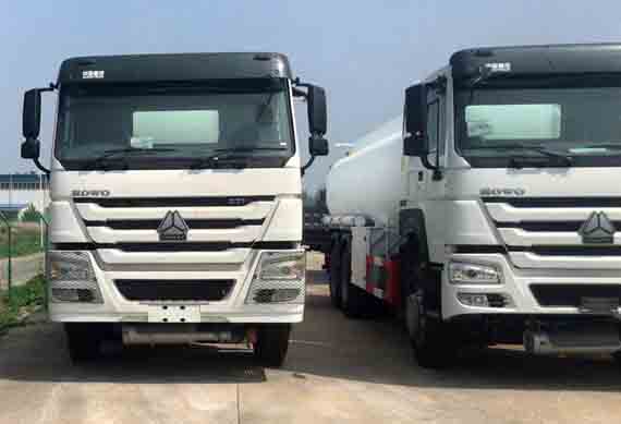 sinotruck howo 8X4 30000liter fuel Oil tank transport truck
