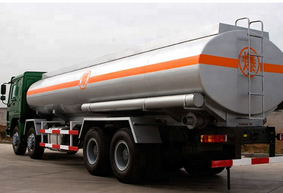 China HOWO 25000L 30000liters 8X4 12 wheeler oil tank truck specifications