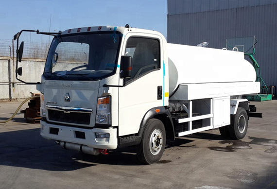 Sinotruk HOWO light duty 3360 wheelbase 4x2 type 5000L fuel oil tanker truck