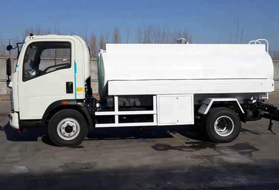 Sinotruk HOWO light duty 3360 wheelbase 4x2 type 5000L fuel oil tanker truck