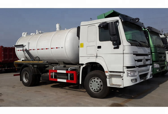 SINOTRUK HOWO 4x2 Vacuum Sewage Suction cleaning Truck for sale