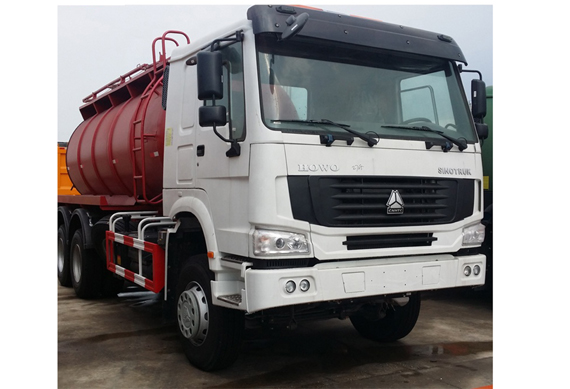 SINOTRUK HOWO 4x2 Vacuum Sewage Suction cleaning Truck for sale