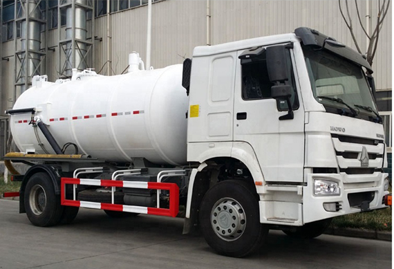 SINOTRUK HOWO 4x2 6 wheels 10m3 sewage suction truck for sale