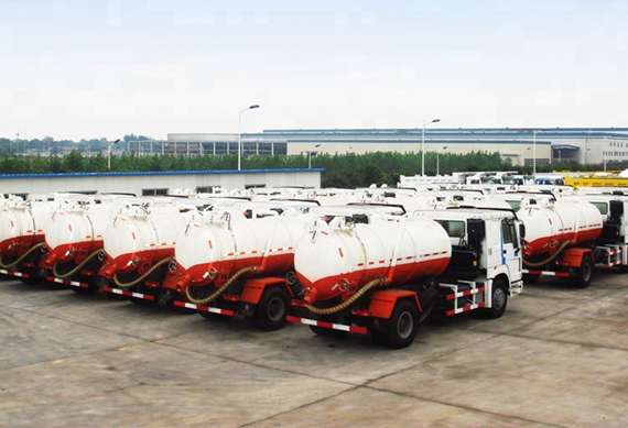 Sinotruk Howo 4x2 vacuum suction sewage truck with 10cbm capacity