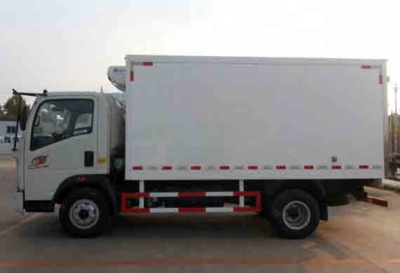 Howo 4x2 refrigerator box truck vegetable transport truck 3tons