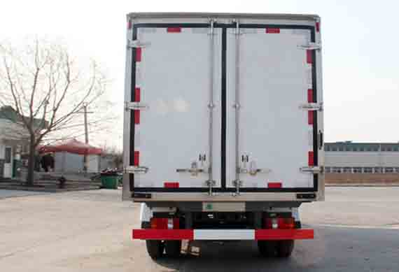 SINOTRUK howo refrigerator truck for meat and fish,refrigerator truck (box 4100x2050x1750mm)