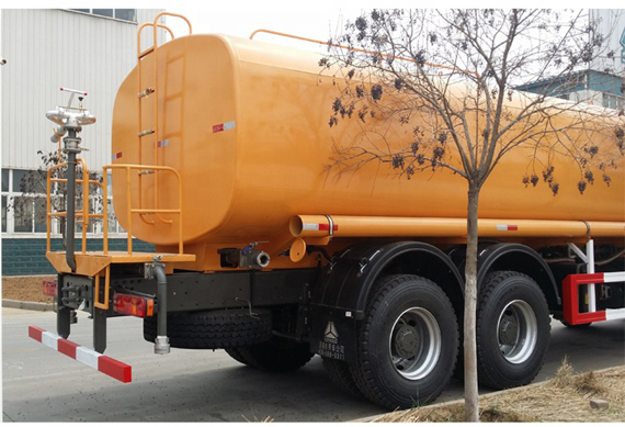 Sinotruk 8x4 howo water fuel tanker truck capacity for sale