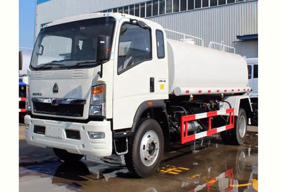 Sinotruk Howo Light Duty 4X2 6000 Liter Water Tank Truck