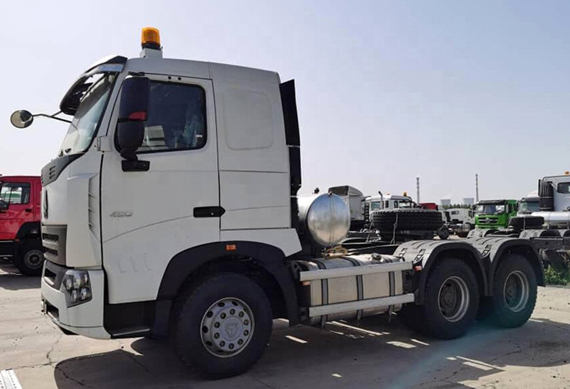 sinotruk howo a7 tractor truck 371hp truck head with 600+800L oil tank capacity